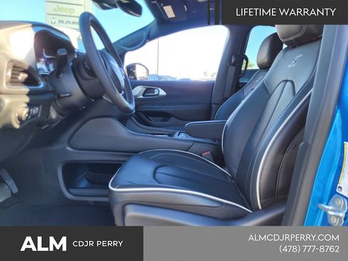 New 2026 Chrysler Pacifica Limited w/ S Appearance Package FWD image 3