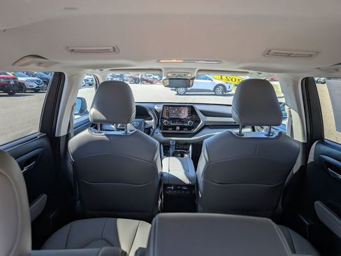 Used 2021 Toyota Highlander XLE image 12