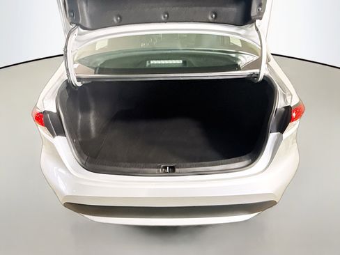 Used 2021 Toyota Corolla LE FWD image 34