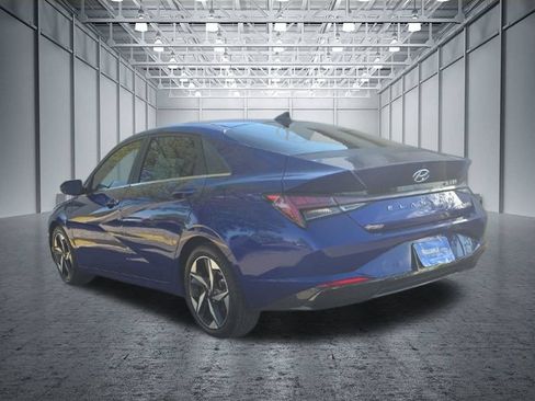 Used 2022 Hyundai Elantra Limited w/ Preferred Accessory Package FWD image 4