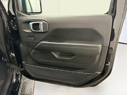 Used 2025 Jeep Wrangler Unlimited Sahara AWD/4WD image 32