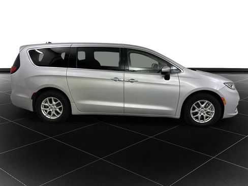 Used 2023 Chrysler Pacifica Touring-L image 32