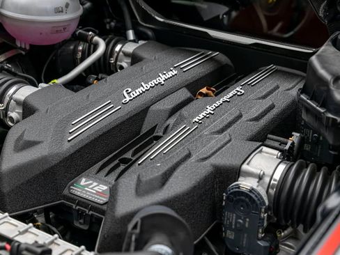 Used 2024 Lamborghini Revuelto image 33