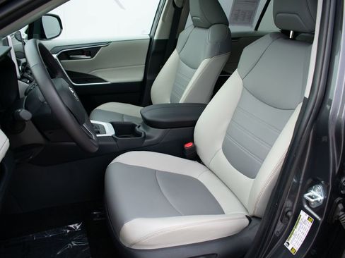 Used 2025 Toyota RAV4 XLE Premium image 23