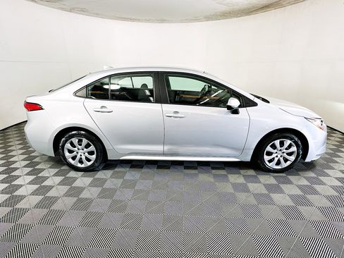 Used 2022 Toyota Corolla LE image 2