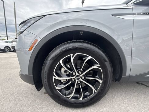 Used 2025 Lincoln Nautilus Premier AWD/4WD image 10