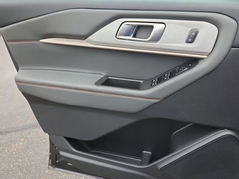 Used 2025 Ford Explorer Active w/ Active Comfort Package image 7