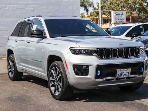 Used 2023 Jeep Grand Cherokee Overland w/ Advanced Protech Group III AWD/4WD image 3