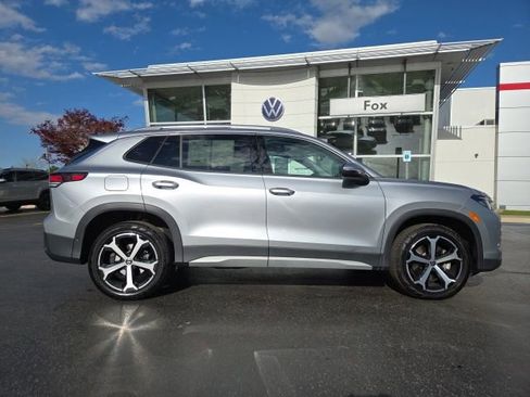 Used 2025 Volkswagen Tiguan SE AWD/4WD image 8