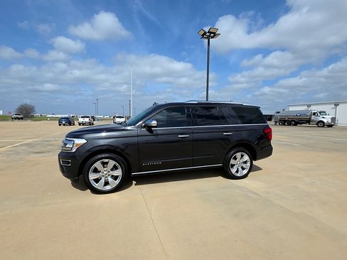 Used 2023 Ford Expedition Platinum image 2