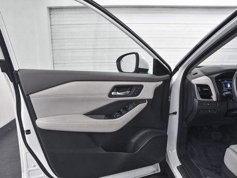 Used 2023 Nissan Rogue SL w/ SL Premium Package image 9