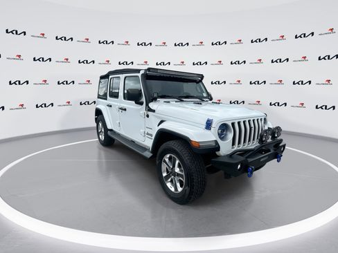 Used 2018 Jeep Wrangler Unlimited Sahara image 2