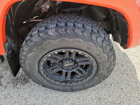 Used 2017 Toyota Tacoma TRD Sport w/ Tow Package AWD/4WD image 10