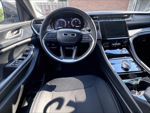 Used 2023 Jeep Grand Cherokee Laredo w/ Luxury Tech Group I AWD/4WD image 5