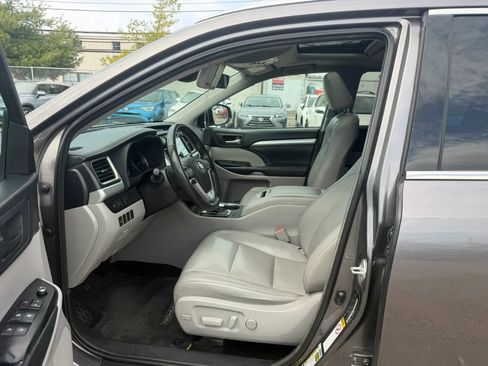 Used 2018 Toyota Highlander XLE FWD image 26