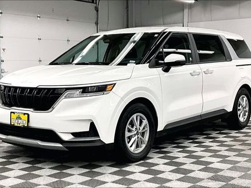 Used 2024 Kia Carnival LX image 11