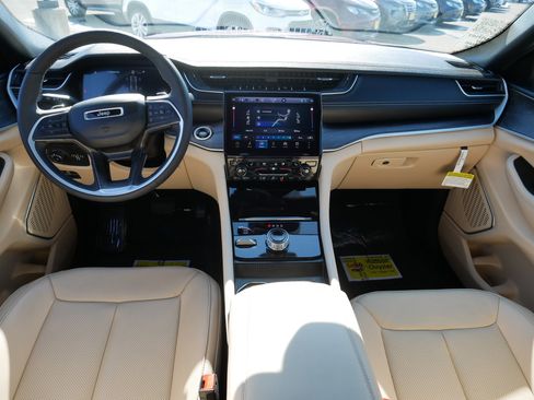 Used 2025 Jeep Grand Cherokee Limited w/ Luxury Tech Group II image 10