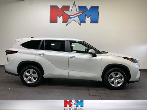 Used 2024 Toyota Highlander LE image 1