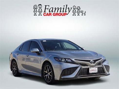 Used 2024 Toyota Camry SE image 2