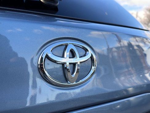 Used 2024 Toyota Corolla Cross LE w/ Moonroof Package image 8