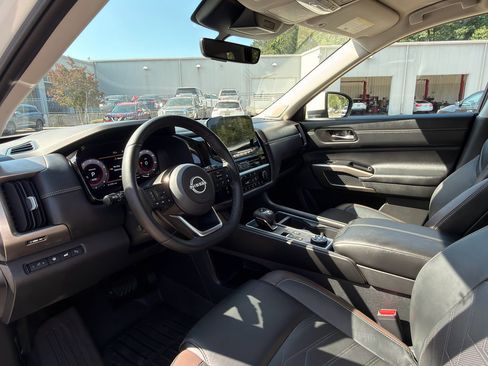 Certified 2024 Nissan Pathfinder Platinum w/ Black Appearance Package AWD/4WD image 11