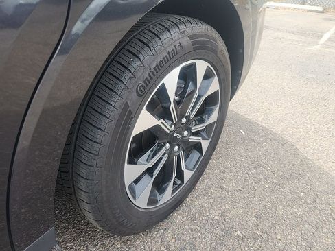 Used 2023 Kia Carnival EX image 8