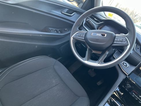 Used 2023 Jeep Grand Cherokee Laredo X image 20