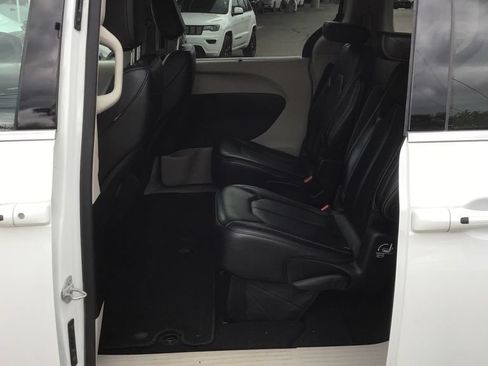 Used 2023 Chrysler Pacifica Touring-L FWD image 6