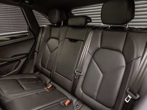 Certified 2025 Porsche Macan image 16