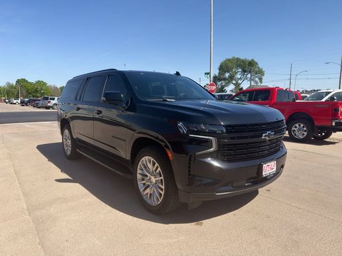 Used 2023 Chevrolet Suburban RST w/ Sport Performance Package AWD/4WD image 2