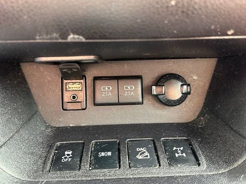 Used 2017 Toyota Highlander SE w/ Carpet Mat Package image 32