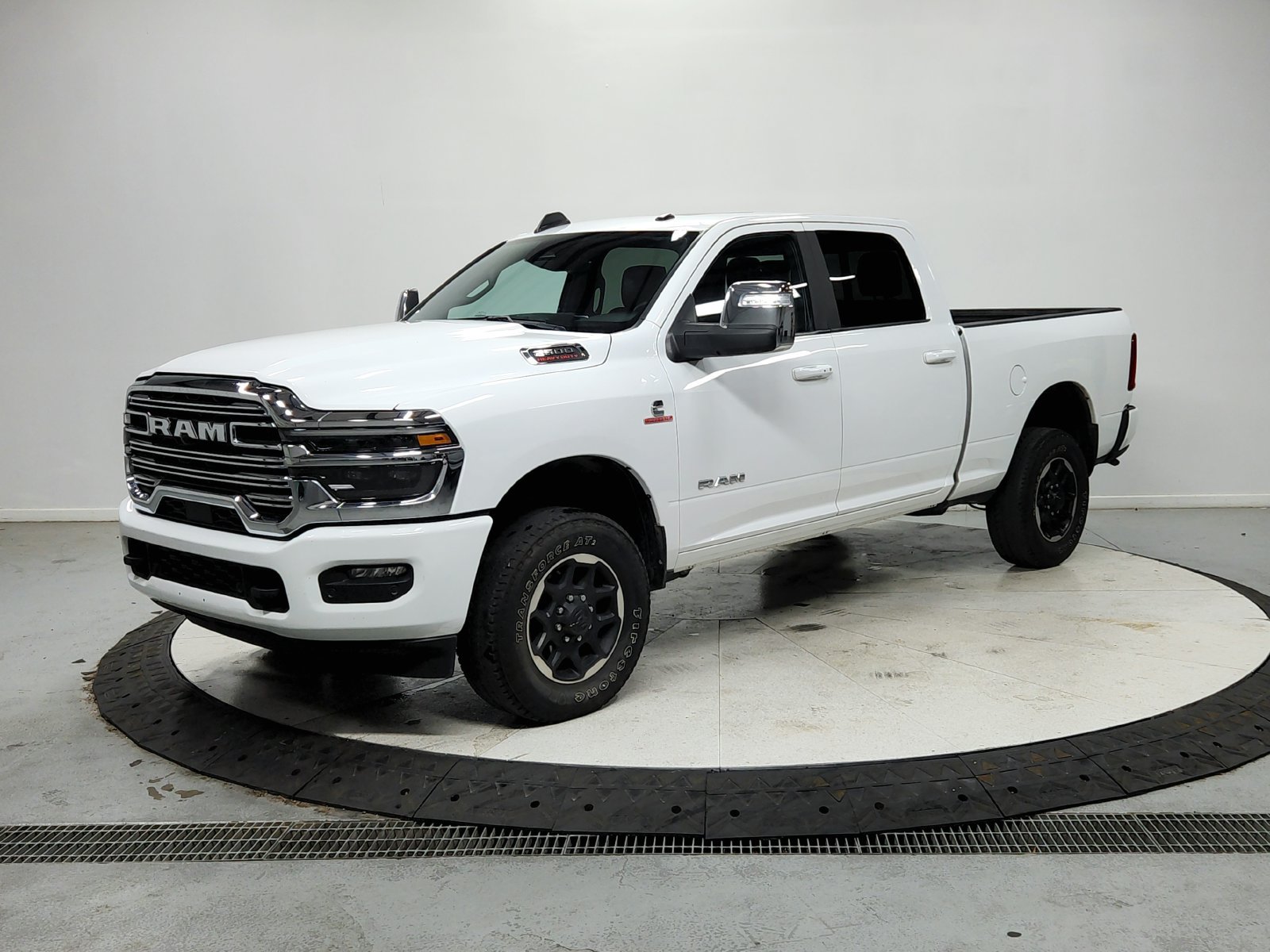 Used 2025 RAM 2500 Laramie AWD/4WD image 4