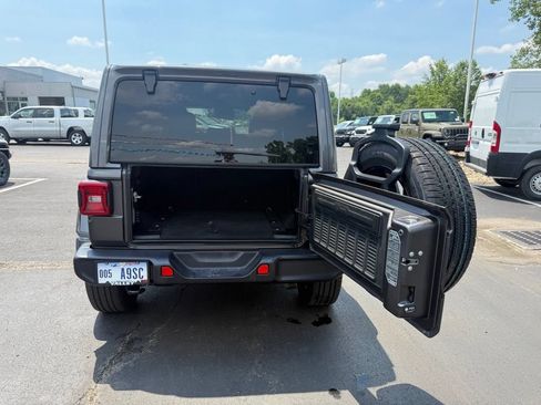 Used 2025 Jeep Wrangler Unlimited Sahara AWD/4WD image 48