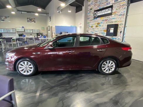 Used 2018 Kia Optima LX w/ 17" Alloy Wheels Package FWD image 3