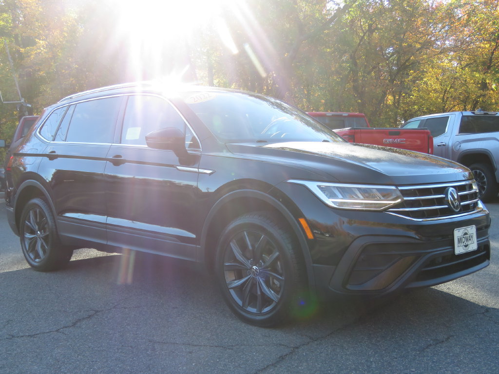 Used 2022 Volkswagen Tiguan SE w/ Panoramic Sunroof Package AWD/4WD image 3
