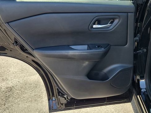 Used 2025 Nissan Rogue SV FWD image 17