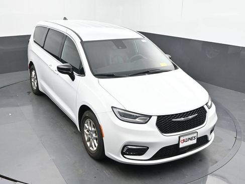 Used 2025 Chrysler Pacifica Select FWD image 34