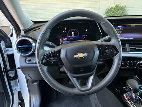 Used 2025 Chevrolet Trax LT FWD image 29