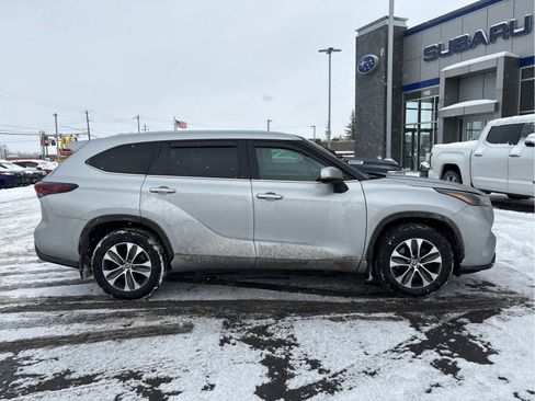 Used 2024 Toyota Highlander XLE image 3