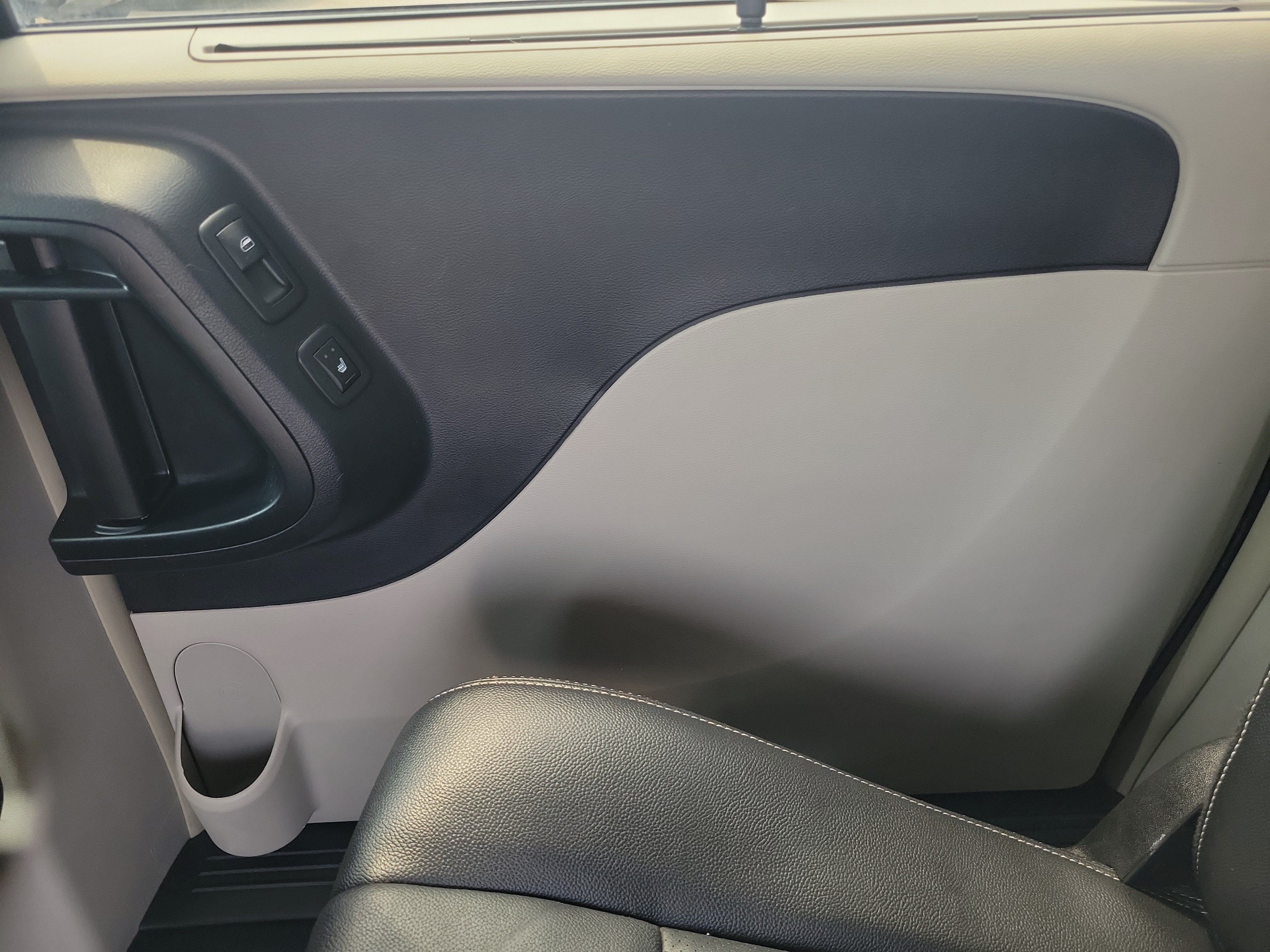 Used 2015 Chrysler Town & Country Touring-L w/ Driver Convenience Group FWD image 14