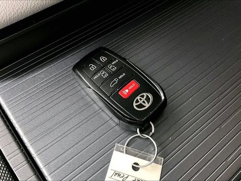 Used 2026 Toyota Sienna XLE FWD image 12
