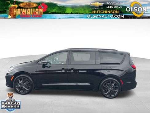 Used 2025 Chrysler Pacifica Limited image 2