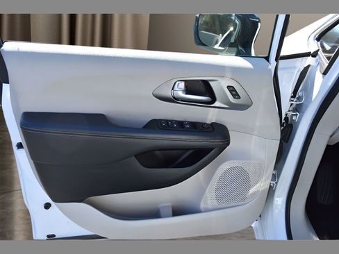 Used 2024 Chrysler Pacifica Touring-L image 14