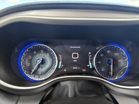 Used 2023 Chrysler Pacifica Touring-L FWD image 5