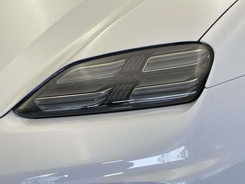 Used 2025 Porsche Macan 4 Electric image 15