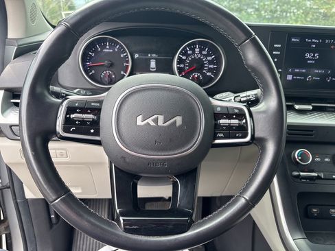 Used 2023 Kia Carnival LX FWD image 21