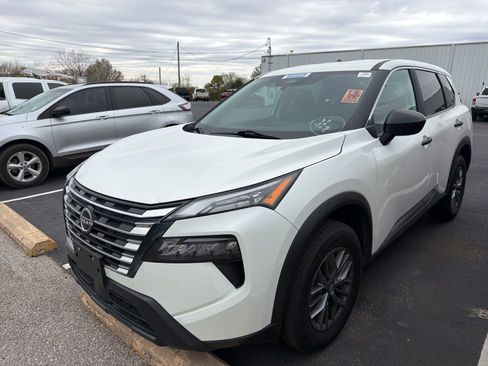 Used 2024 Nissan Rogue S image 2