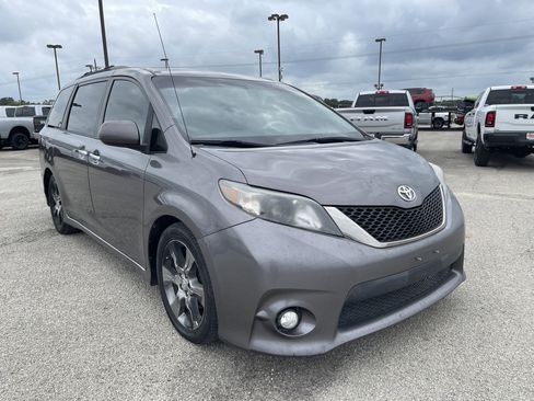 Used 2014 Toyota Sienna SE w/ SE Premium Package w/Entune image 2