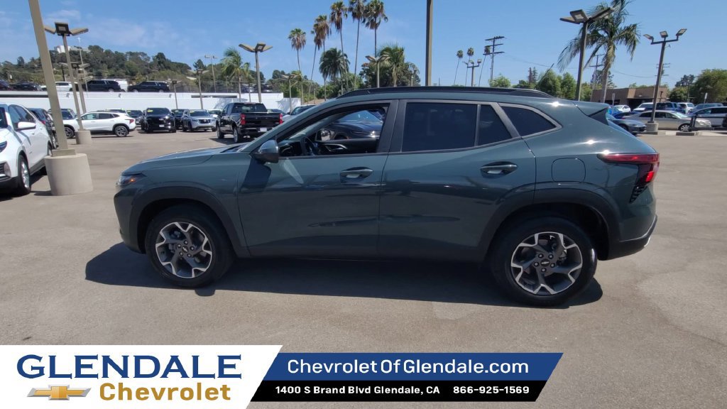 Used 2025 Chevrolet Trax LT FWD image 5