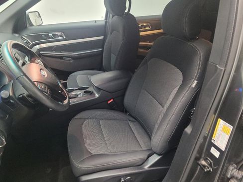 Used 2017 Ford Explorer XLT image 17